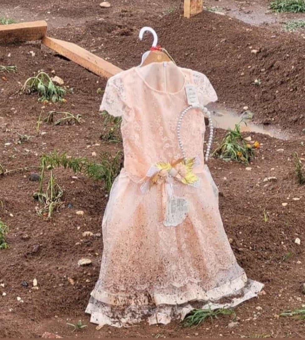 MehmetArdic_'s tweet photo. Siz hiç mezar taşına bayramlık alan 
bir baba gördünüz mü?

Allah'ım hüzünlerimizi hafiflet, 
ülkemize milletimize ve memleketime güzellikler bahşet. https://t.co/zCKVRTsBxC