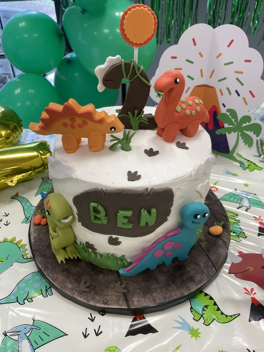 mari_ssssaaa's tweet photo. I met this girl where I used to work and her mom has always made my cakes for parties. Today she made this cake for my sons party and didn’t even charge me. I’ve been going to her since I was pregnant…love her and her work so much ☺️ https://t.co/xpSSYXb3dM