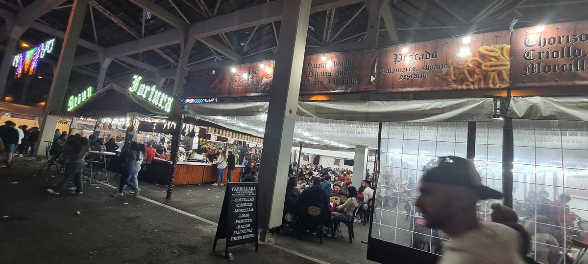 heleenmoorman's tweet photo. #Barcelona # feriadeabril #comida # food the price of the food is super high and they don't put prices anywhere and don't give you a menu... be warned. Better eat in a very good restaurant for the same price, or less!!! https://t.co/hCwZc1BqwD