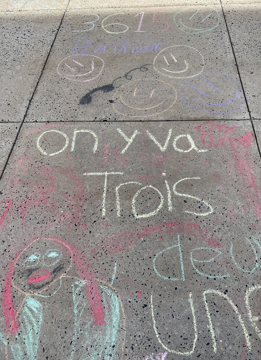 SoudyLanguages's tweet photo. Drawing French songs on the sidewalk on a warm Friday! https://t.co/nZ6eS7mXst