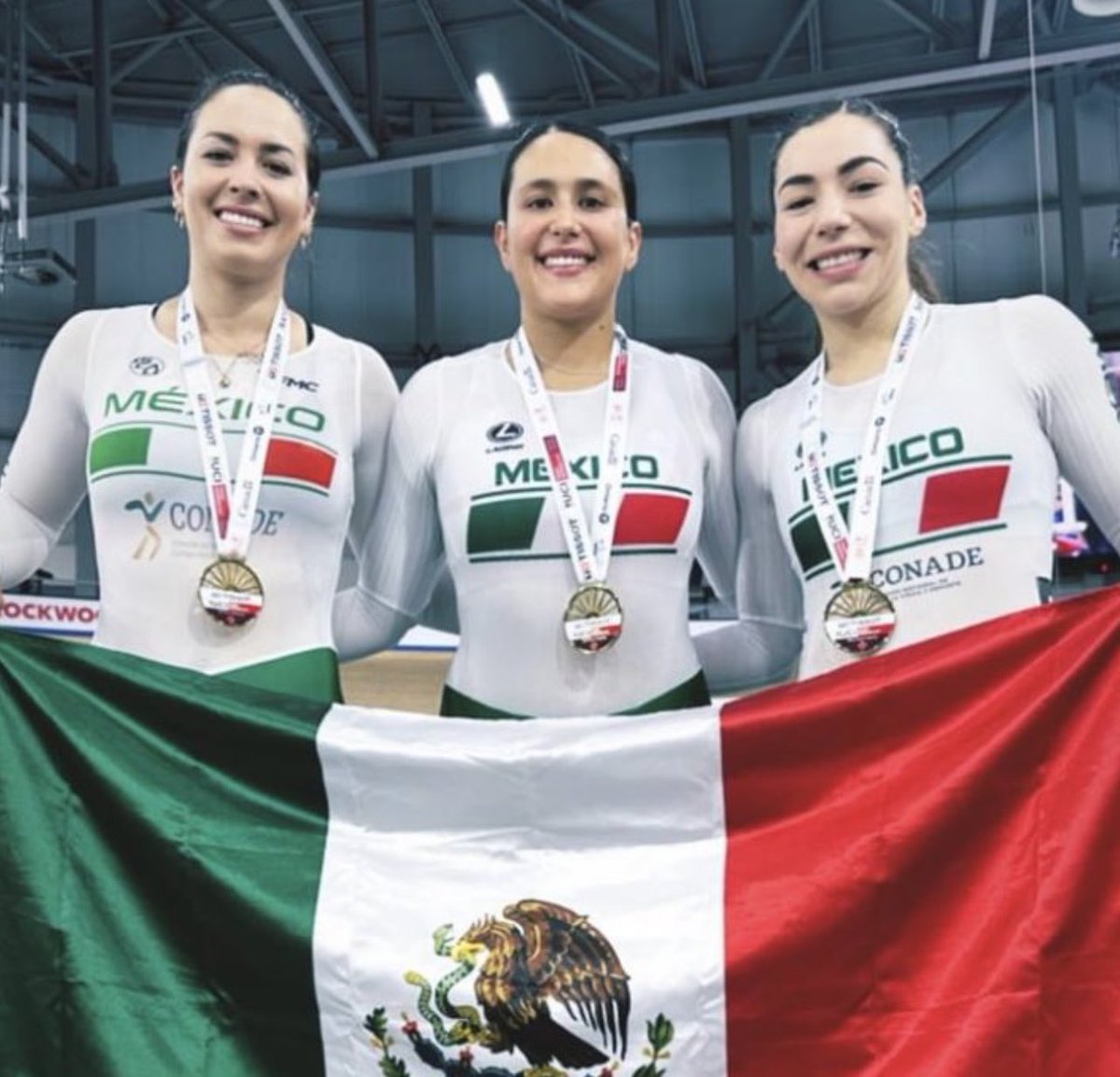 PanamSports's tweet photo. MÉXICO 🇲🇽 HACE HISTORIA EN MUNDIAL DE CICLISMO PISTA

Luego de 19 años, el equipo femenino de México 🇲🇽 se corona Campeón 🥇 en una Copa del Mundo de Ciclismo Pista

Felicitaciones Jessica Salazar, Daniela Gaxiola, y Yuli Verdugo que ganaron la Velocidad por Equipos https://t.co/5DsGDwcQMe