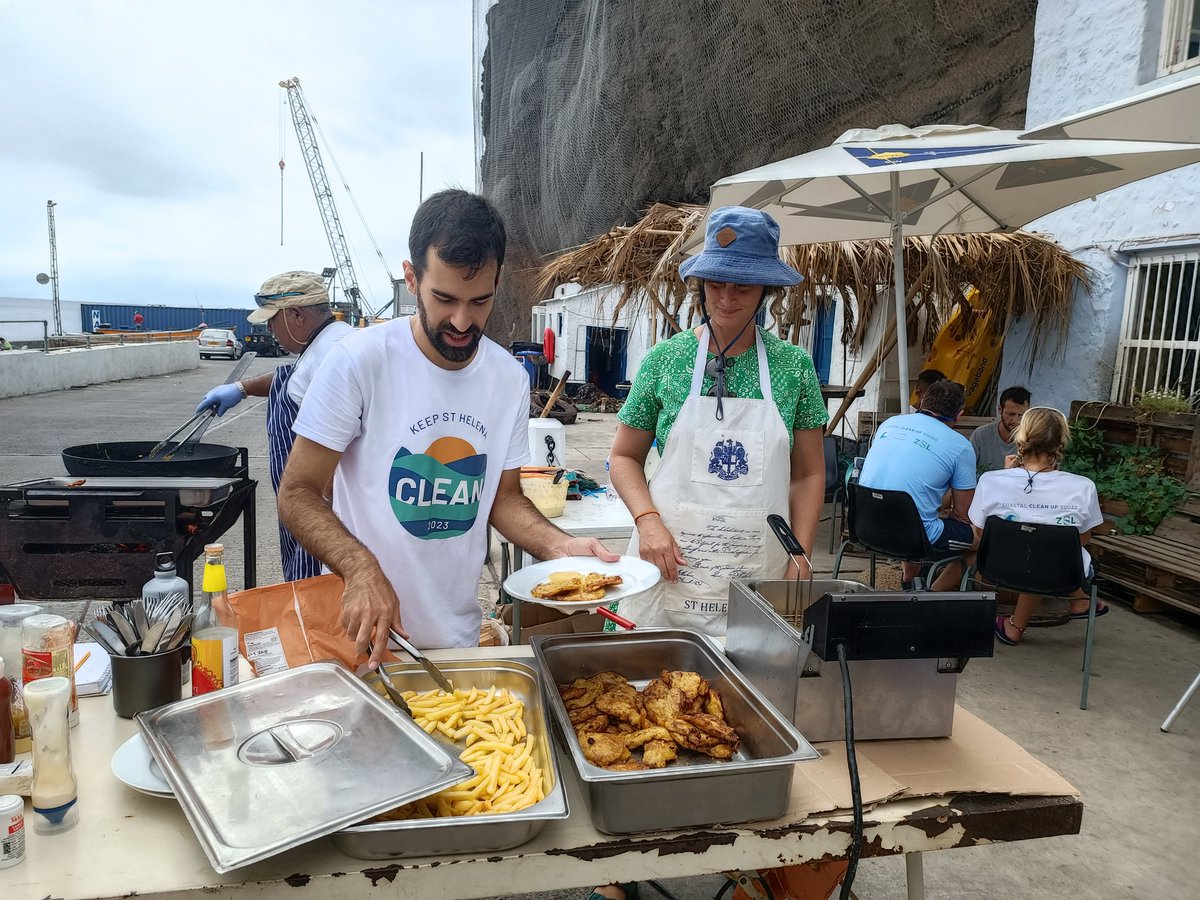 To celebrate our dive clean up and the #EarthDay we finished the event with fish and fries (zero waste lunch), and t-shirts for everyone. 🥰 [13/14]

#diveagainstdebris 
#EarthDay2023 #sthelena #sthelenaisland #KeepStHelenaClean2023