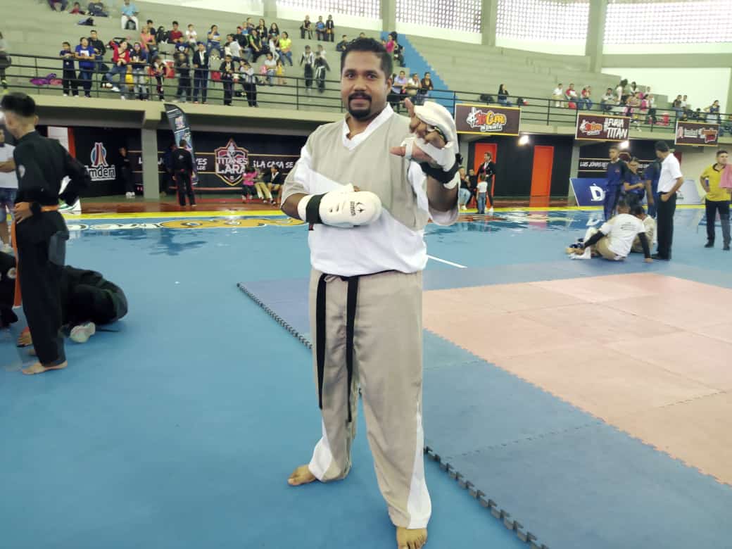 Hoy en la 1era Válida de Circuito de Artes Marciales "Asbel Noriega", realizado por <a href="/imderi_Bqto/">Imderi</a> Nuestro Resp. Juvenil Pq.Ana Soto, @EduarPerez10, participo obteniendo medalla de oro por el 1° Lugar, en la modalidad de combate de Cinturones Negros.

TUPAMARO ejemplo deportivo🔴⚫