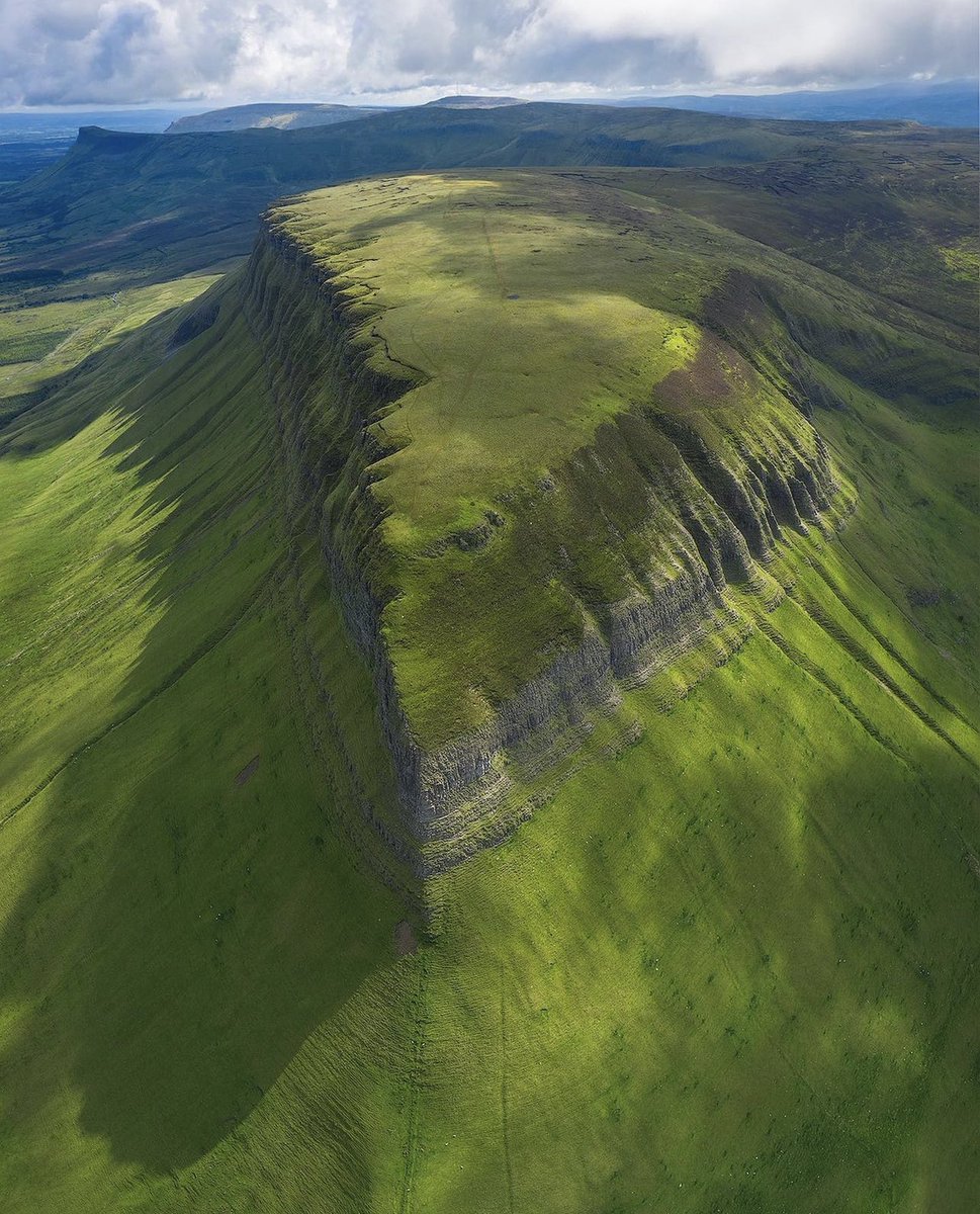 📍Benbulben, Co Sligo 📸 brianfoxphoto [IG]