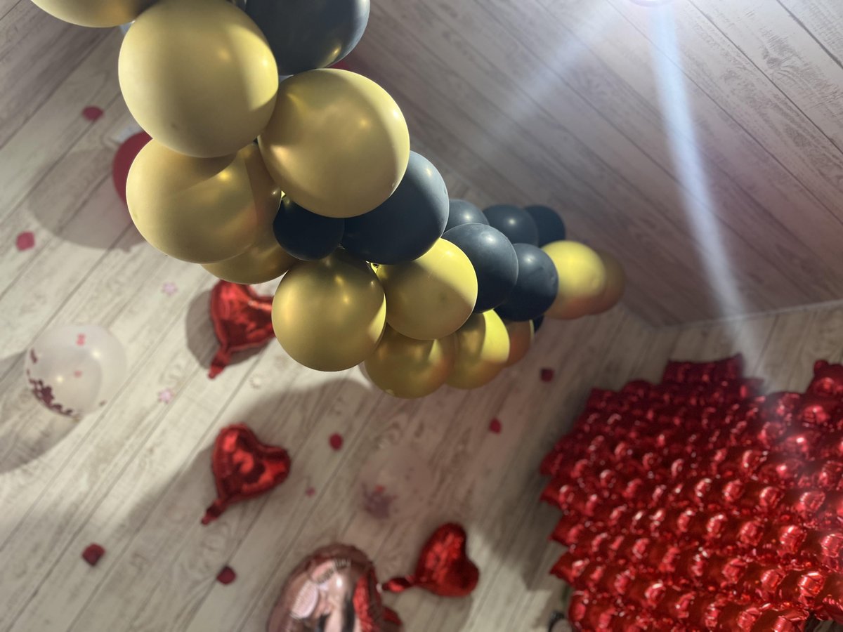 3d_lab_'s tweet photo. 終わったと言うべきか、ミッションクリアと言うべきか…一時はどうなる事かと思ったが無事朝を迎える事ができた。ほっと胸を撫で下ろし、コーヒーを嗜む。風船達が朝日を浴びてキラキラ眩しい。まるで一夜を共にした戦友達のようだ。さぁ、パーティーの始まりだ!
〜中の人の日常物語〜完。 https://t.co/G1fCTd0lcX