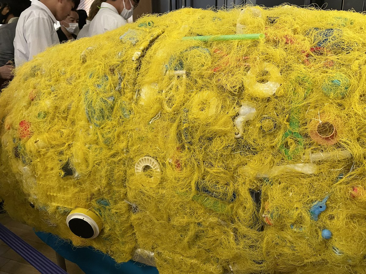 気になっていた #TEDxFukuoka に初めて参加。スピーカーたちの当事者意識が卓越していて、生き方を自問自答しながら向き合い、挑戦を重ねる姿勢が伝わった。受け止めるオーディエンスの空気感も良かった。主張や意見とも違って、押し付けでもなくて、生の声が聞けていい時間だった。
魚網のアート作品