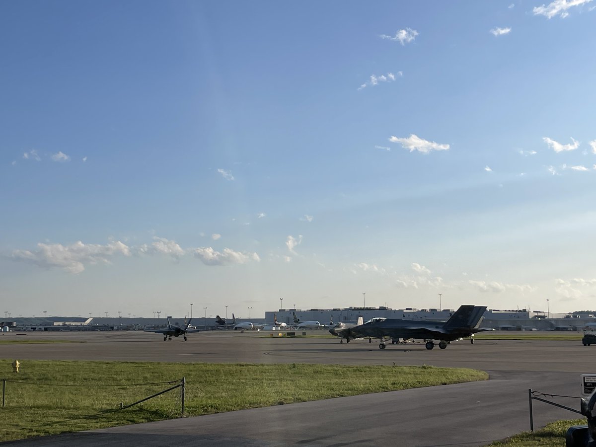 RyanHokeWAVE3's tweet photo. Navy’s F-35s are now in motion here at the KY Air National Guard. #wavethunder https://t.co/eFdivhHT6H