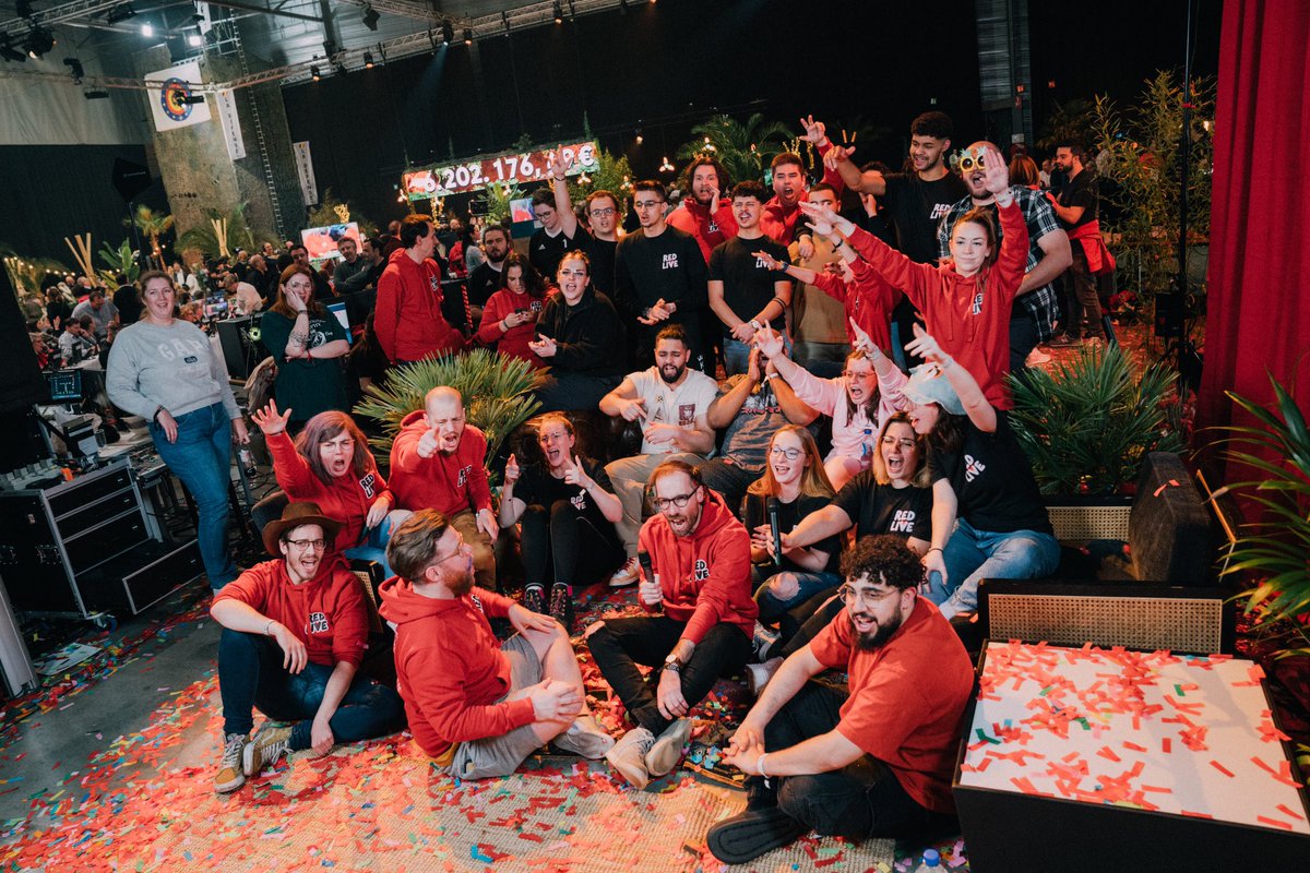 red___live tweet media