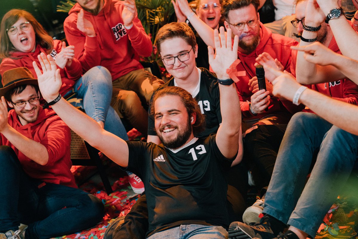 Quelques minutes avant la fin du #RedLive après avoir #TOUTDONNER pour le @televieofficiel ! Ces 29 heures de stream  ont été folles, MERCI ! On compte sur vous pour l’année prochaine ❤️