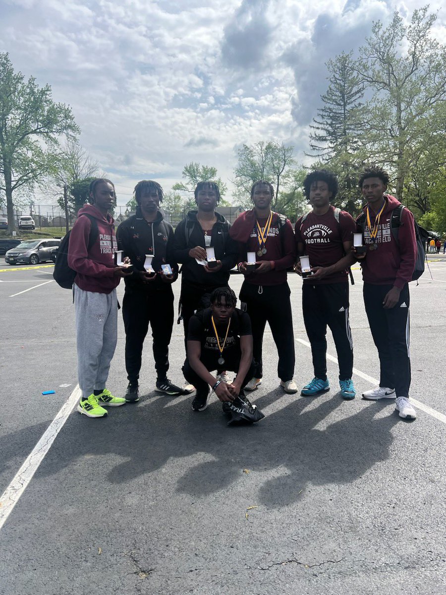 TheVille_Track's tweet photo. The 4x100 team of Isaiah Davenport, A’Shod Hill, Marlon Leslie and Xander Roberts-Bogin won their gold watches by winning the event in 43.48 at the Woodbury Relays !! @dyestat @milesplit @njmilesplit @FloTrack @SJTrack @sjsportsdigest @cpsj @GDsullysays @ACPressMcGarry https://t.co/hJJ73FEPsq