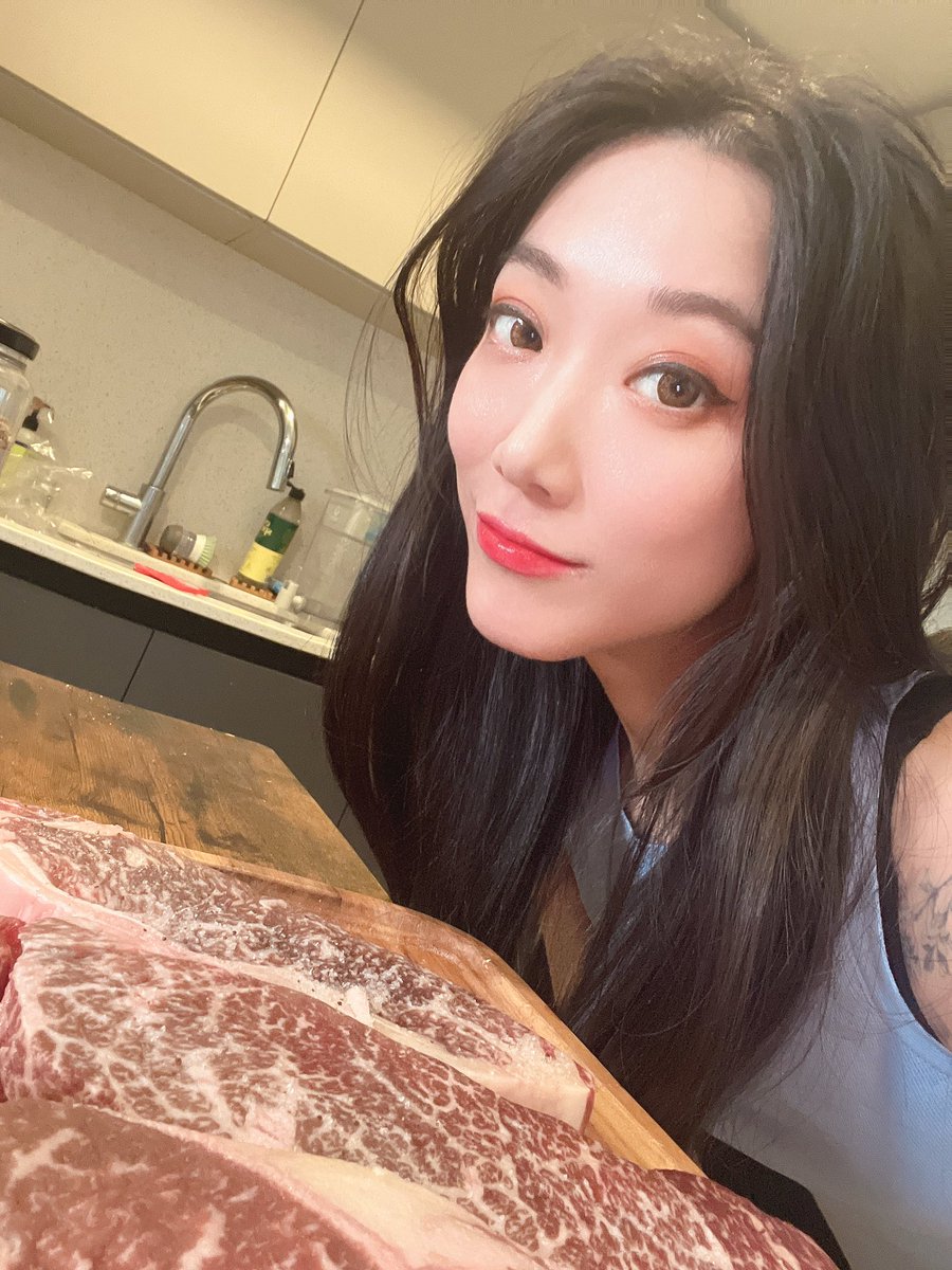 triciaisabirdy's tweet photo. Cooking up some Ligma Wagyu for my steak party tonight! @LigmaWagyu 

https://t.co/LohBqnVxrk https://t.co/DvkaS9vblk