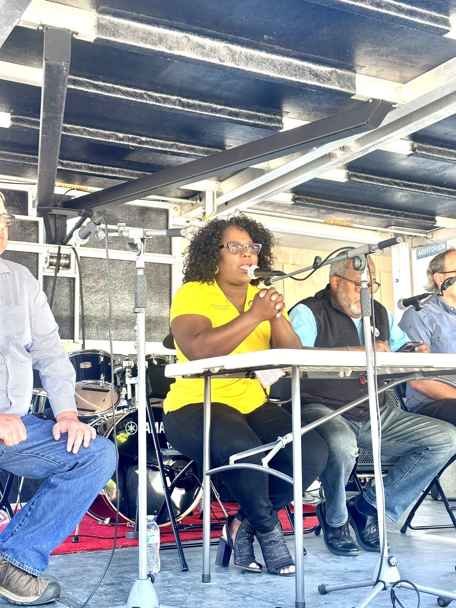 DeeBoydBroker's tweet photo. Rep. Troy A Carter and I participated with a panel discussion at the #50420 festival. We discussed our current legislation supporting the decriminalization of cannabis.   

#CannabisReform #DelishaDelivers #staterepDelishaBoyd https://t.co/mzNarNDyp2