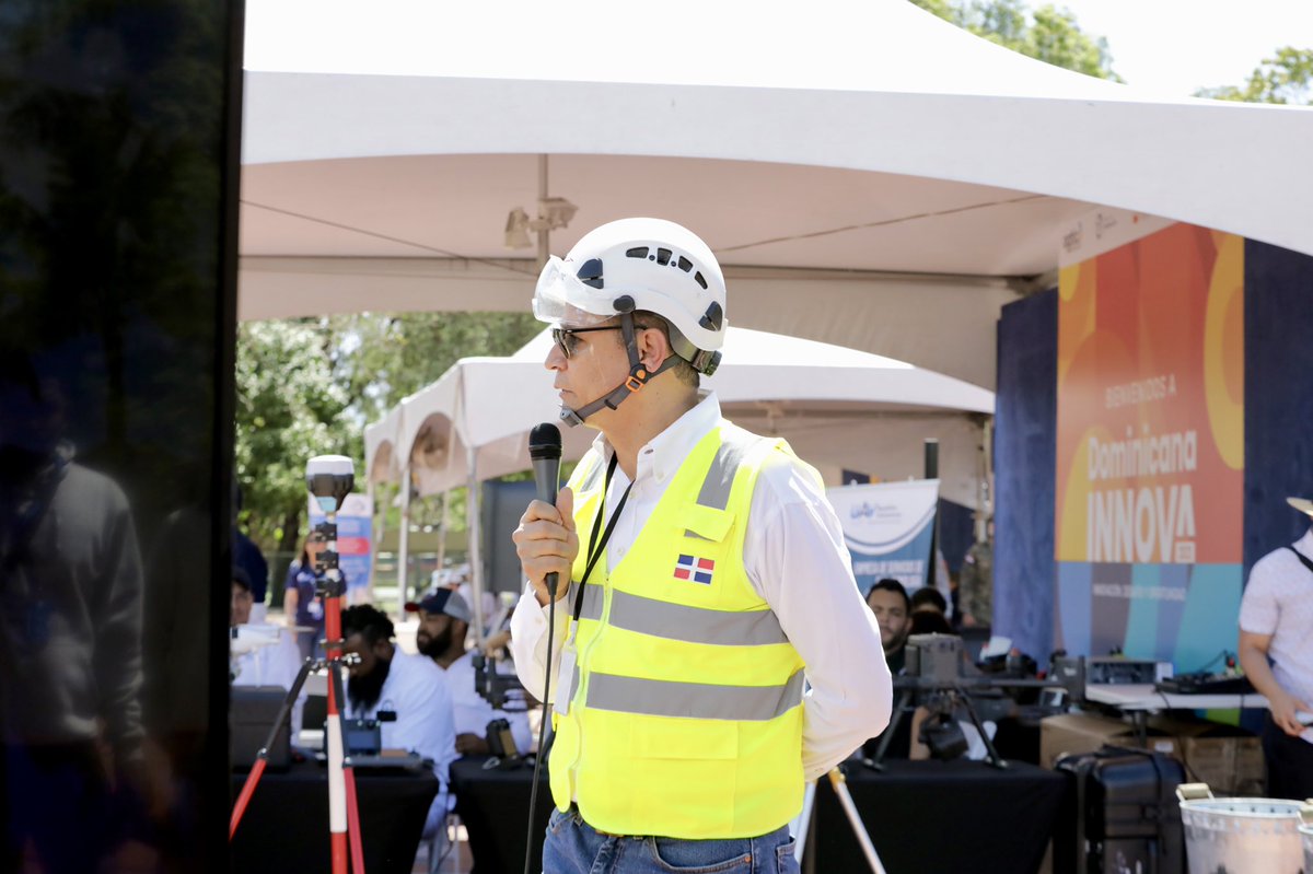 OGTICRDO's tweet image. #DRoneTech2023 es un espacio donde los profesionales del área, lograron Incentivar el uso profesional y responsable de estas aeronaves, para transformar los diversos sectores como la:

◻️Agricultura. 
◻️Emergencias. 
◻️Seguridad y comunicación.

@IDAC_RD @ParqueCibernet1