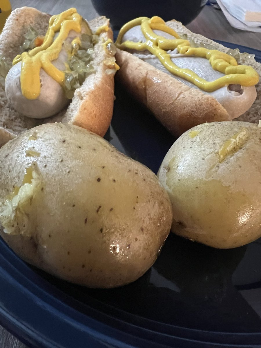 chetanrakieten's tweet photo. A taste of #rochester and #syracuse for dinner! #zweigles #zweigleshotdogs #saltpotatoes #whatsfordinner #dinner https://t.co/RbPu9aRjzb