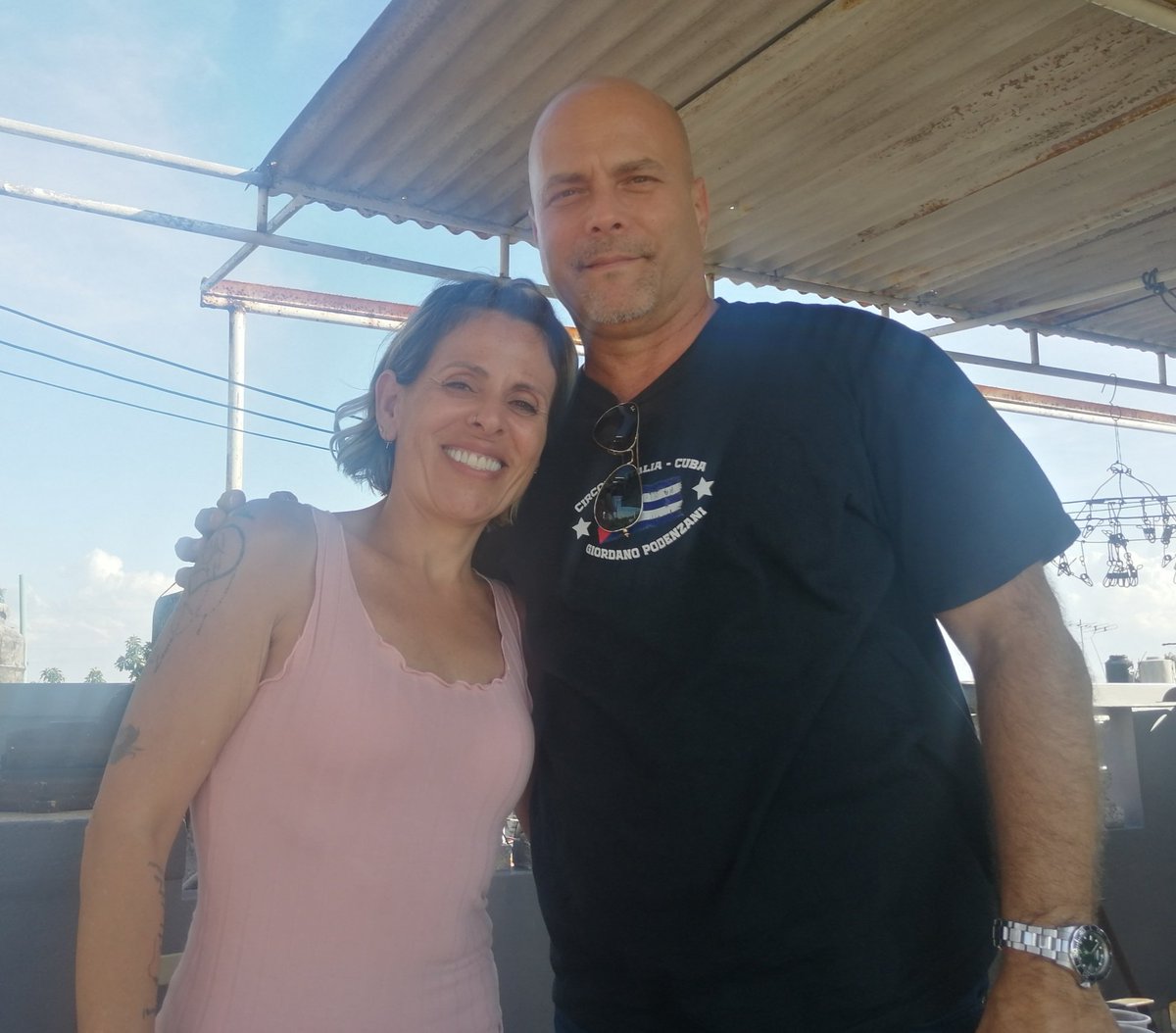 Cuando te encuentras a una hermana brasileña que te quiere mostrar su tatuaje... (Tatiana Soares, 'Tati Guevara') . #Cuba #CDRCuba #SomosDelBarrio #XCongresoCDR