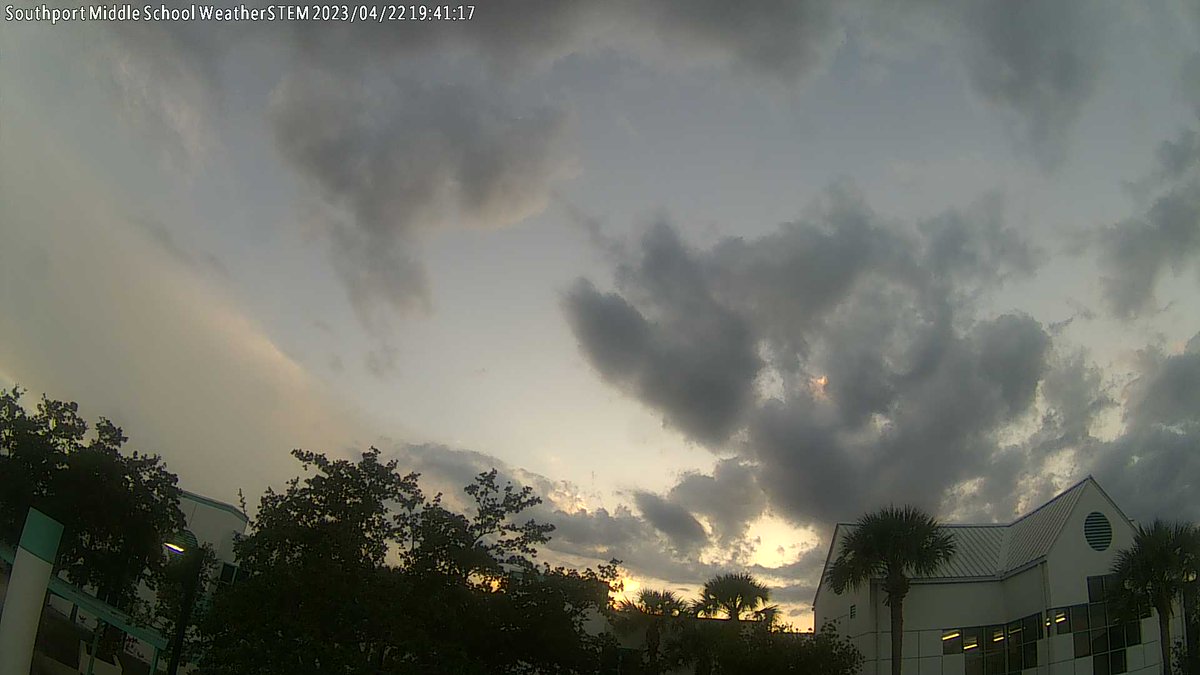 SPMWxSTEM's tweet photo. Southport Middle School at sunset and it's 80.3 F. https://t.co/mrQLgu2Mve