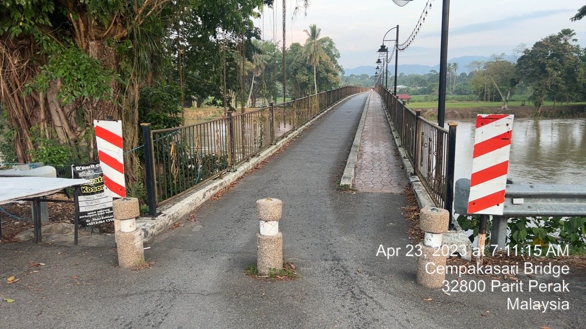 Jambatan CempakaSari sepanjang 375 m selebor 3 m mghubungkn Pekan Parit dgn Kg Belanja Kiri. Jbtn dibina utk pejalan kaki, penunggang basikal &amp; motosikal shj. Kalo dulu org Belanja Kiri kena naik bot nak ke Parit kini dah makin mudah. Bukan takder jalan darat tapi jauhler sikit .