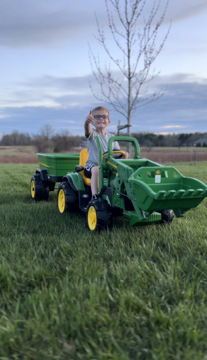 mconkle84's tweet photo. My little yard worker helpers. #family #yardwork https://t.co/lC9FH91f16