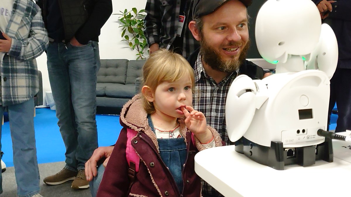 Yoichi_Yamazaki's tweet image. 小さな子どもとは言葉だけじゃ通じあえない。身振りのような非言語表出があってはじめて通じ会える。はじめは怖がってお父さんの後ろに隠れていたこの子。手振りが通じた瞬間に壁がなくなった。
その後、計４回来てくれた。こういうのは実験室では見えにくい。
#LavalVirtual2023