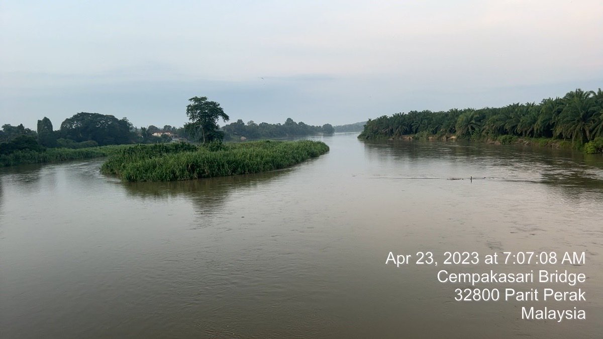 Beningnya Sungei Perak diwaktu pagi - pandangan dari kiri dan kanan Jambatan Cempaka Sari, Parit, Perak