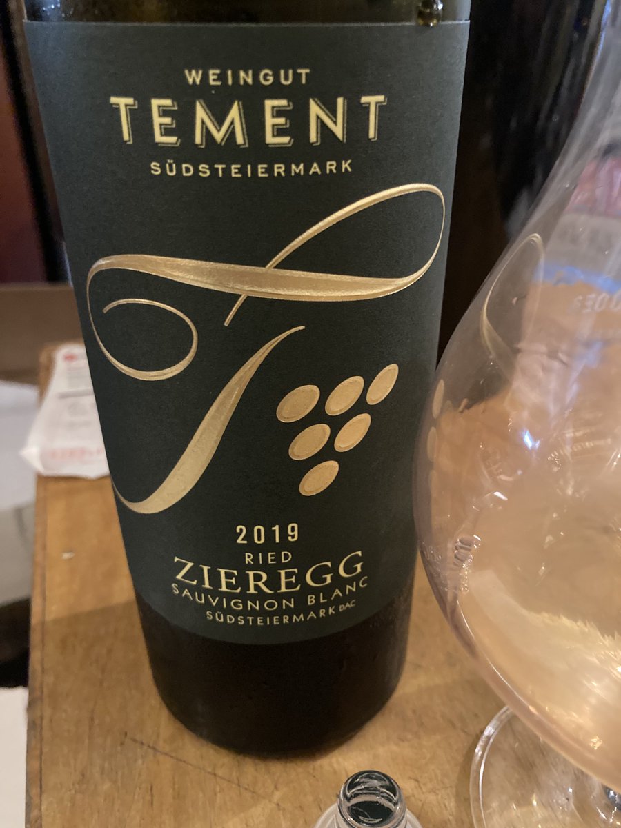 DoliverosDaniel's tweet photo. #SauvignonBlanc,not a particular favorite grape of mine,but this roller coaster of intensity/complexity by #Tement #Zieregg 21,is sheer magic,lite color,w/a very complex bouquet of dry apricot,hay,minerals,mango,petrol,tamarind & dill,lean & muscular,w/a immense flavors,a BEAUTY! https://t.co/qxVb76HAbn