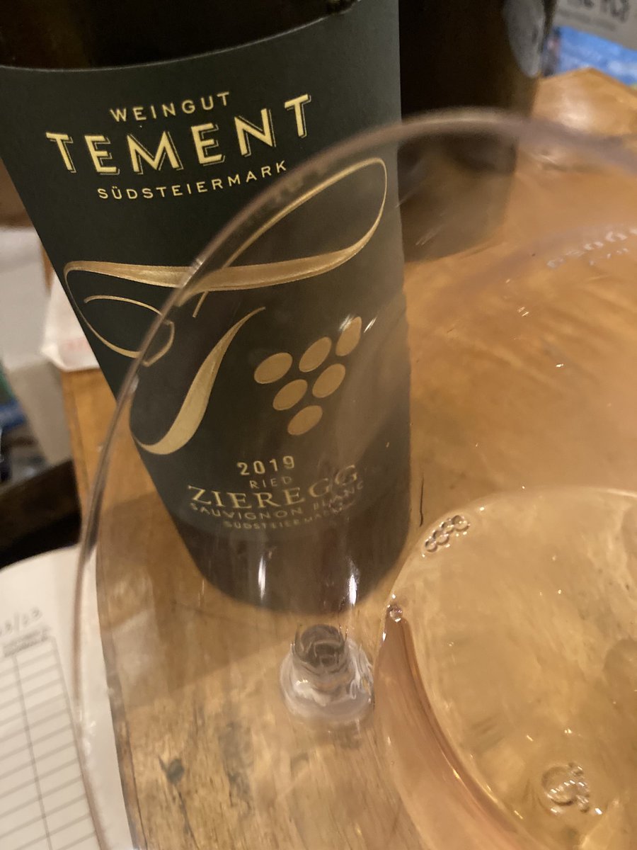 DoliverosDaniel's tweet photo. #SauvignonBlanc,not a particular favorite grape of mine,but this roller coaster of intensity/complexity by #Tement #Zieregg 21,is sheer magic,lite color,w/a very complex bouquet of dry apricot,hay,minerals,mango,petrol,tamarind & dill,lean & muscular,w/a immense flavors,a BEAUTY! https://t.co/qxVb76HAbn