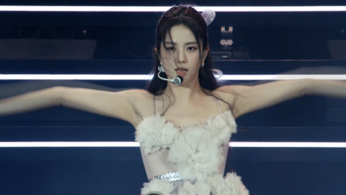 jisoogaIIery's tweet photo. THE NEW FIT OMG https://t.co/bzwthX0vkD