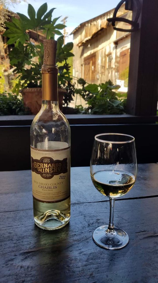 kshitiz27109629's tweet photo. It's Not Good To Keep Things Bottled Up 🍾

Weekend Bliss Is Only A Glass Of Chablis Away 🥂 https://t.co/wwJmhgVwMi