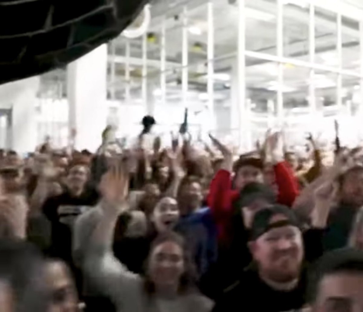 maryoakleysan's tweet photo. Twitterが1番のニュースソース。米メジャーメディアはどんどん無意味化してる。公平なニュースを伝えず、自社バイアスの偏った記事しか書けない。恥ずかしくないのか？Space X のStarship 打ち上げ第一回は大成功だった。この関係者の写真を見れば分かる。それに反してこの各新聞の見出しはどうだ？

SpaceX の関係者は50%の確率で打ち上げ台ごと爆発すると予想していたらしい。予定通りちゃんと爆発せずに太平洋に着水する確率は非常に低かった。

新しいデザインのロケット、しかも既存ロケットの1トンあたりのコストの50分の1で色々なものを宇宙に運べる巨大ロケットが初回から飛べる訳がない。

Starshipは4分間も飛んだ。この初回の打ち上げはこのデザインを改善すれば、将来人類を火星に送れる確認になったらしい。

関係者はこの日は人類が多惑星人類になるための歴史的第一歩を刻んだ記念すべき日だったと歓喜してた。

でもそんな事をリポートした米メディアはひとつもない。

左よりの米メディアは皆、イーロンが大嫌い。バイデンも露骨にイーロンを無視する。

偏ったニュースを報道してしまうのはメディアが自分達のエコーチャンバーに閉じこもってるから。そんなニュース、誰が読みたい？

その点、Twitterはいい。とにかく早いし、右も左も混じり、ニュースも意見もみんな混じって、書いている人が自分の名前と評判を担保に自由に書きたい事を書く。

フェイクニュースも多いので読む側の知識と判断が必要とされるが、多様な意見が読めるし、リプ欄を見れば賛否両論、両方読めて実にバランスが取れてると私は思う。

最近の私はニュースはまずTwitterで読み、調べ物はまずChatGPTに聞く。今までは最初はWSJやBloomberg とGoogleだったのに。

世界はあっという間にそれこそ週単位でガラッと変わっていく。今変わらなければ数年後にはないかもしれないのに、既存メディアはちゃんと危機感を持っているのか？非常に疑問だ。
