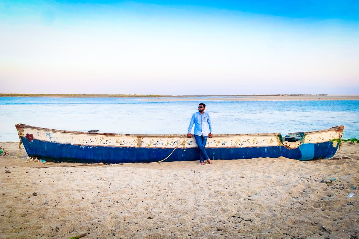 isankettt's tweet photo. હું અને પોરબંદરના દરિયા કિનારે વર્ષોથી પડી રહેલ એક જૂની નાવડી...
#sannn #seashore #enjoyyourweekend #LiveLifeFree https://t.co/AhjIdocw01