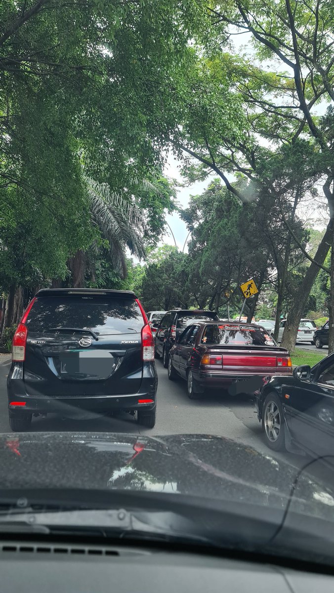 gusmail18's tweet photo. Cikutra arah TMP macet parah.. @PRFMnews #bandungmacet https://t.co/b7nyQawqIf