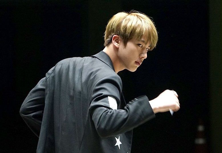 coymitra's tweet photo. Tough day…lost all games but still FIGHTING!!! 💜

Hope tomorrow is better…

THE ASTRONAUT HAS LANDED  

Everyday listen to #TheAstronaut by #JIN #방탄소년단진 of @BTS_twt #BTSJIN https://t.co/Qq5BjVDtA2