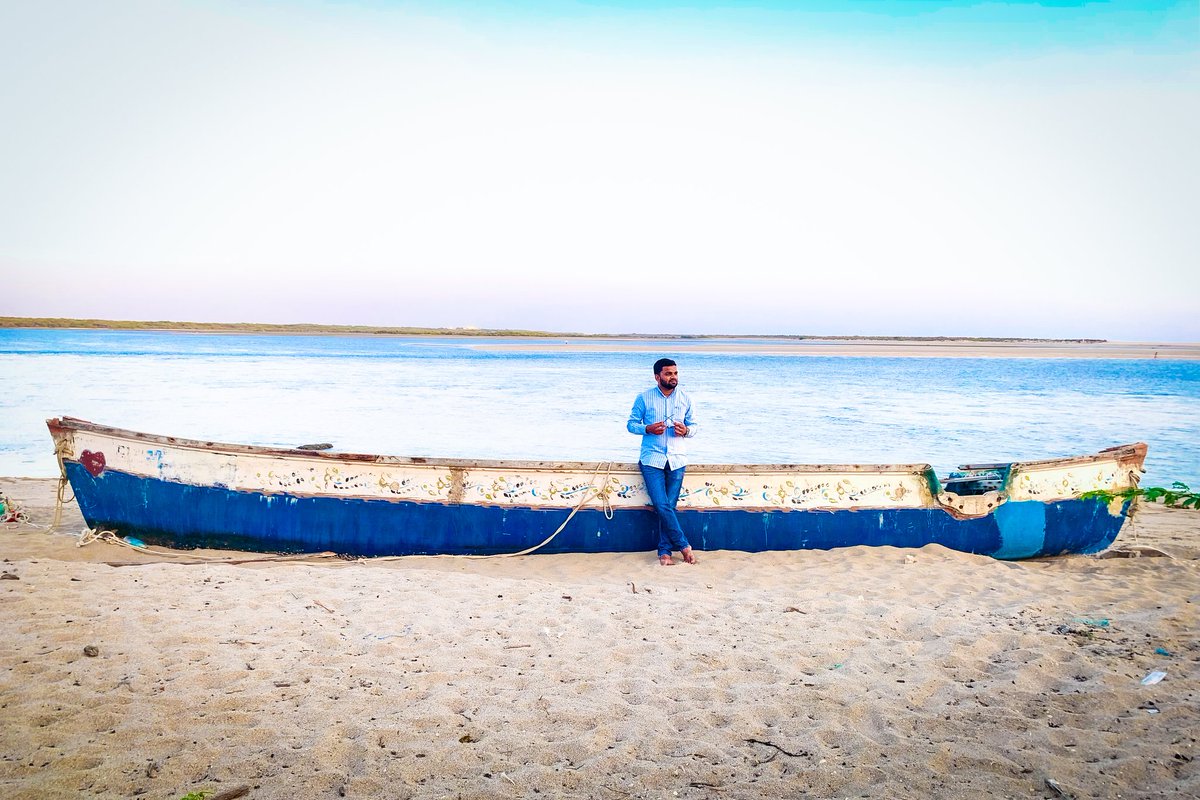 isankettt's tweet photo. હું અને પોરબંદરના દરિયા કિનારે વર્ષોથી પડી રહેલ એક જૂની નાવડી...
#sannn #seashore #enjoyyourweekend #LiveLifeFree https://t.co/AhjIdocw01