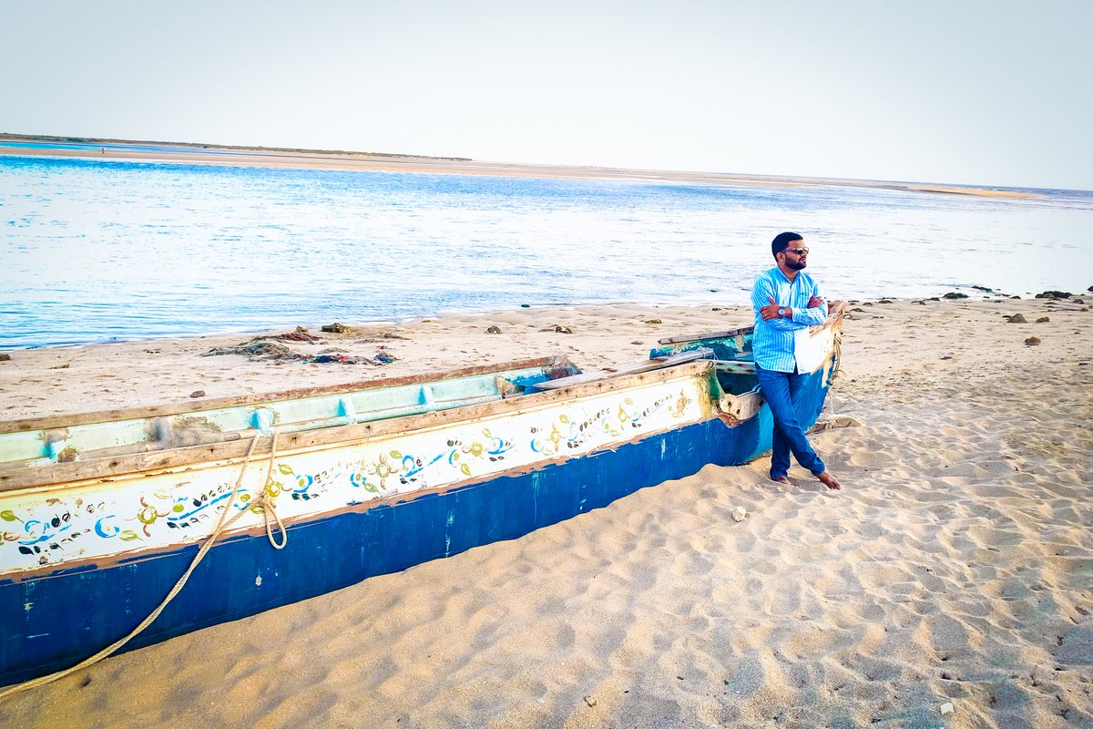 isankettt's tweet photo. હું અને પોરબંદરના દરિયા કિનારે વર્ષોથી પડી રહેલ એક જૂની નાવડી...
#sannn #seashore #enjoyyourweekend #LiveLifeFree https://t.co/AhjIdocw01
