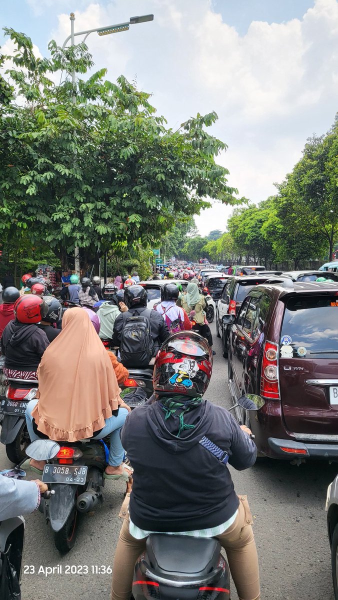 genuineone_'s tweet photo. @TMCPoldaMetro macet panjang akibat peralihan jalan di perempatan ragunan. https://t.co/vr1EApgQf7