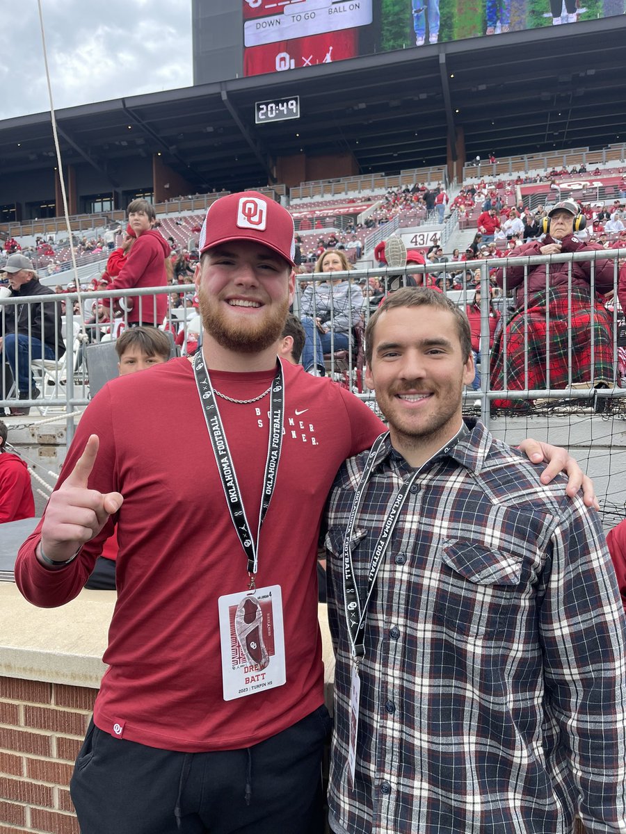 Great day in Norman!!
Big thanks to @OU_CoachB and @OU_Football 
Also got to meet my longtime role model @HangtimeYT 
#OUDNA #OlineU #SoonerNation