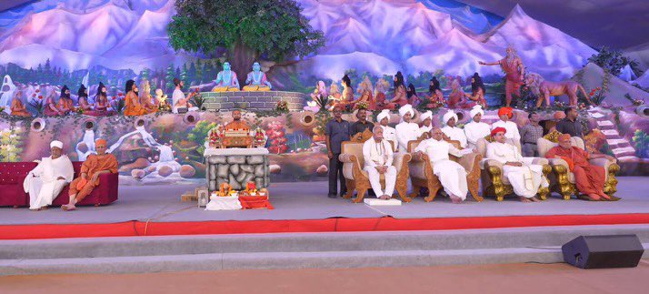 friendsofrss's tweet photo. सरसंघचालक डॉ. मोहन भागवत जी ने स्वामी नारायण मंदिर भुज में आयोजित श्री नरनारायणदेव द्विशताब्दी महोत्सव में भाग लिया व संतों का आशीर्वचन ग्रहण किया। https://t.co/8KTsUOkfIm