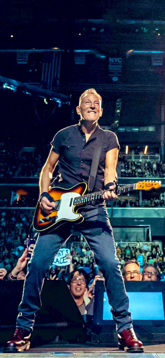 “…Now I know your mama she don't like me `cause I play in a rock and roll band…”
❤️🎸🇺🇸🎷❤️
#Buongiorno 
#23Aprile
#Springsteen
#SpringsteenTour2023 
#IGotTheTickets
📸    Ron DeMartin