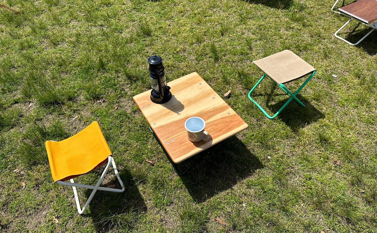 what_a_camp's tweet photo. 昨日から開催中のコダワリビトFES。本日もゆる〜く出展中です。天気が良いのも手伝って、ローテーブルとローチェアも映えております♪たくさんのキャンプ用品メーカーさんも出店されているので、お時間あれば大泉緑地 大芝生広場へよろしくどうぞ！！ https://t.co/jeUitrkoc1
