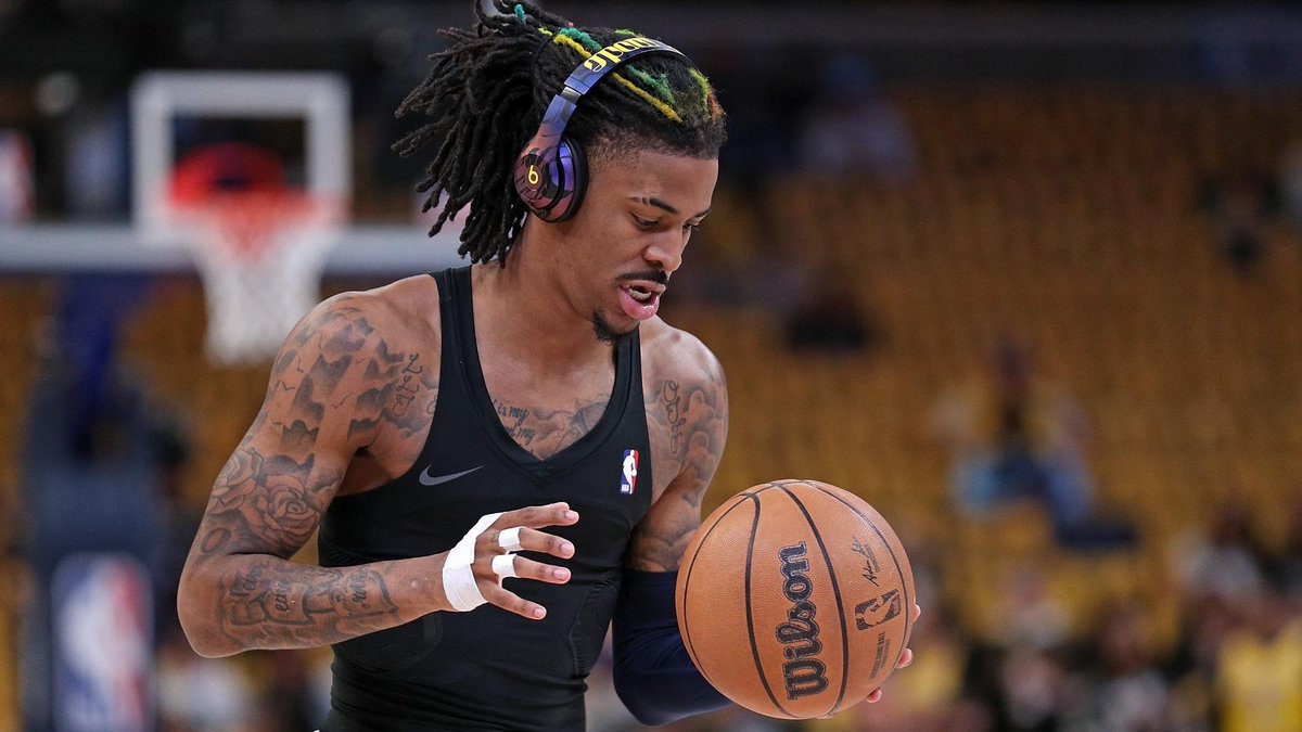 CREAMYCOLE's tweet photo. Ja Morant, with one FUCKIN hand.

▫️45 points
▫️9 rebounds
▫️14 assists
▫️6/9 from 3 https://t.co/wU7lDKQ240