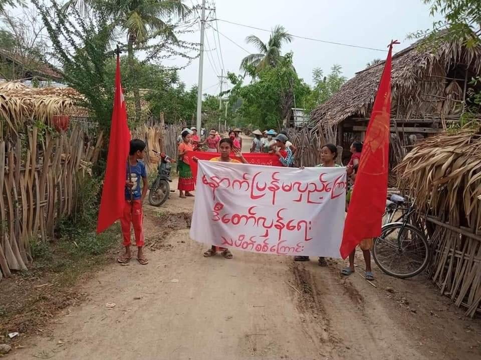 theSparkBurmese's tweet photo. ယင်းမာပင်တွင် ဆန္ဒပြ

ဧပြီလ၊ ၂၃ရက်၊ ၂၀၂၃ခုနှစ်။ 

ယင်းမာပင်တွင် နောက်ပြန်မလှည့်ကြေး ဒီတော်လှန်ရေး သပိတ်စစ်ကြောင်း ဦးဆောင်၍ "ဖက်ဆစ်ရွေးကောက်ပွဲတိုက်ဖျက်၊ ဖက်ဒရယ်ဒိမိုကရေစီပဋိညာဥ်ကိုင်စွဲချီတက်" စသည့်ဘန်နာများ ကိုင်ဆောင်ကာ ချီတက် ဆန္ဒပြခဲ့သည်။

#ASEC #theSparkBurmese https://t.co/HjYDataXoG
