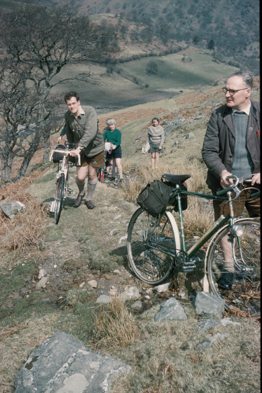 dieworkwear's tweet photo. early spring style inspiration: 1950s British cyclists 

https://t.co/g6el3VvyMn https://t.co/mGK9E3HvSh