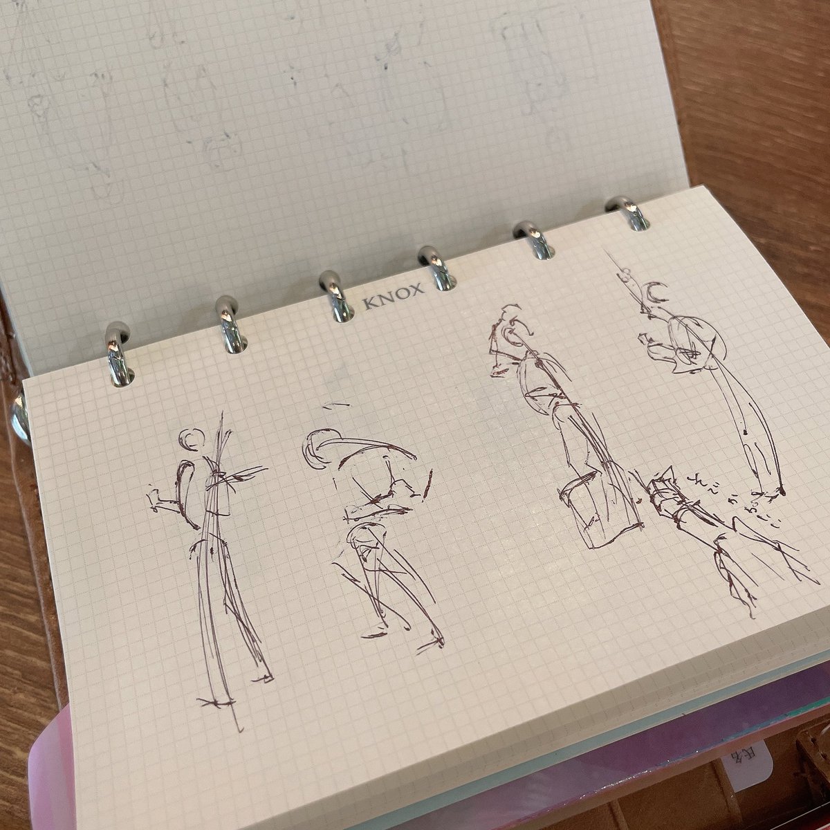 電車でスケッチ。
ボールペンで描くのも楽しい✨

 #ゆこクロ https://t.co/gOKfXbCynk