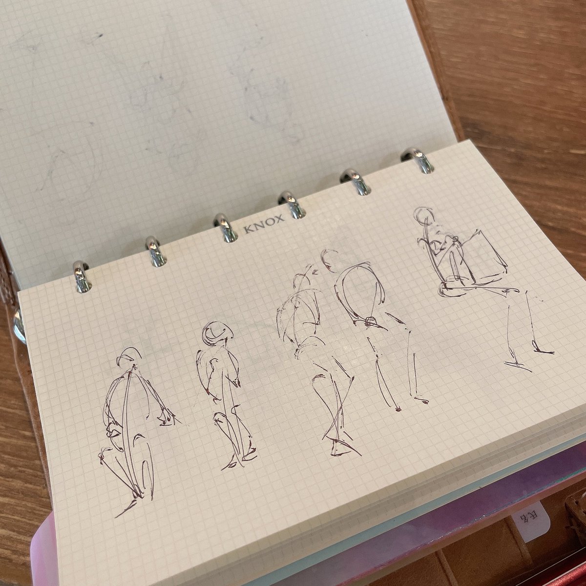 電車でスケッチ。
ボールペンで描くのも楽しい✨

 #ゆこクロ https://t.co/gOKfXbCynk