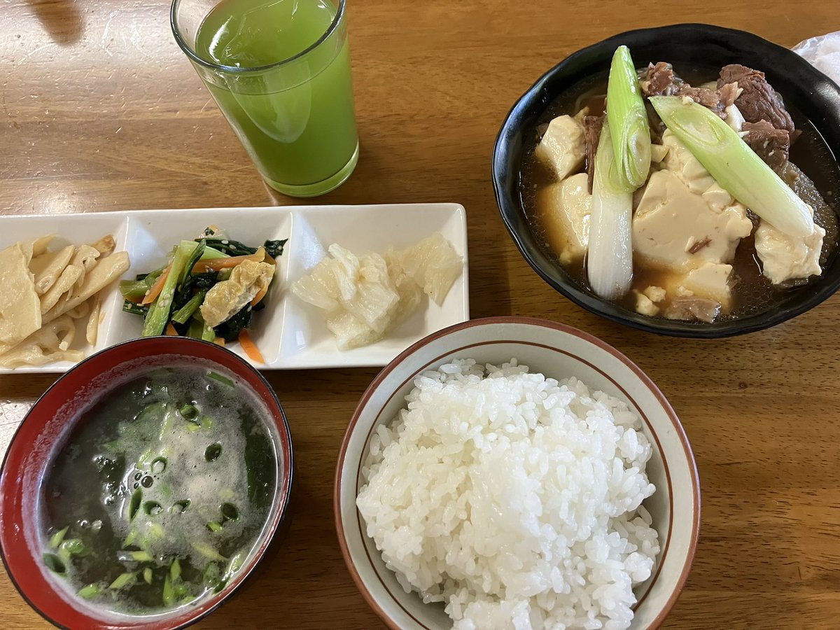 滝山の昼から飲める隠れた名店の定食🍙

昼から飲まれて、楽しい気分のお兄様から定食ご馳走になってしまいました😂

いつも地域の皆様には本当にお世話になります🙇🏻✨