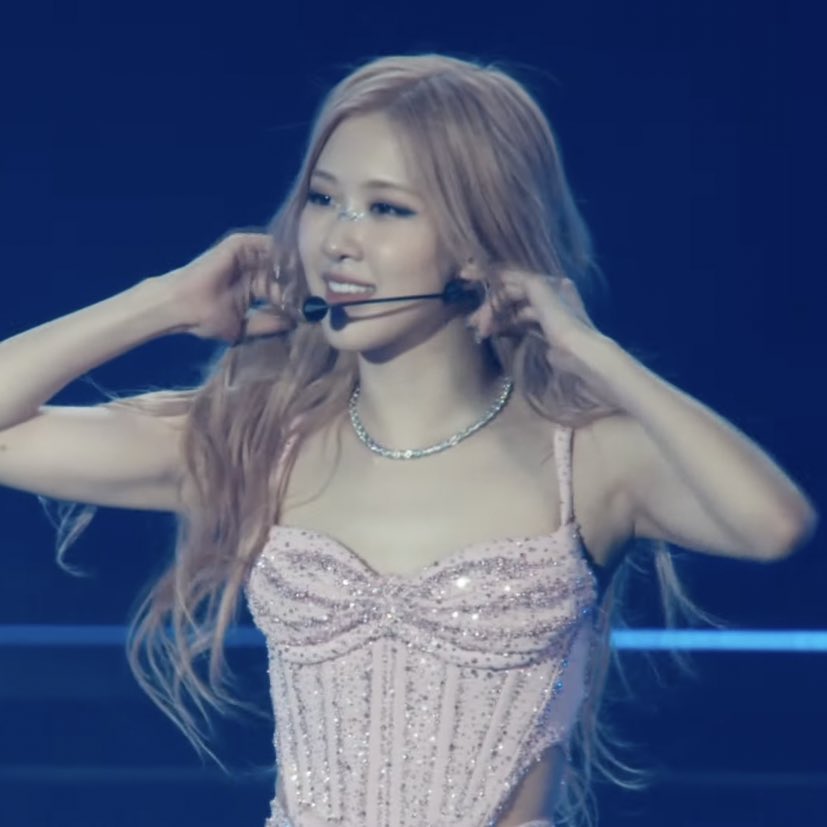 She has that aura

ROSÉ ROCKS COACHELLA 
#ROSÉCHELLA
#BLACKPINKxCoachella