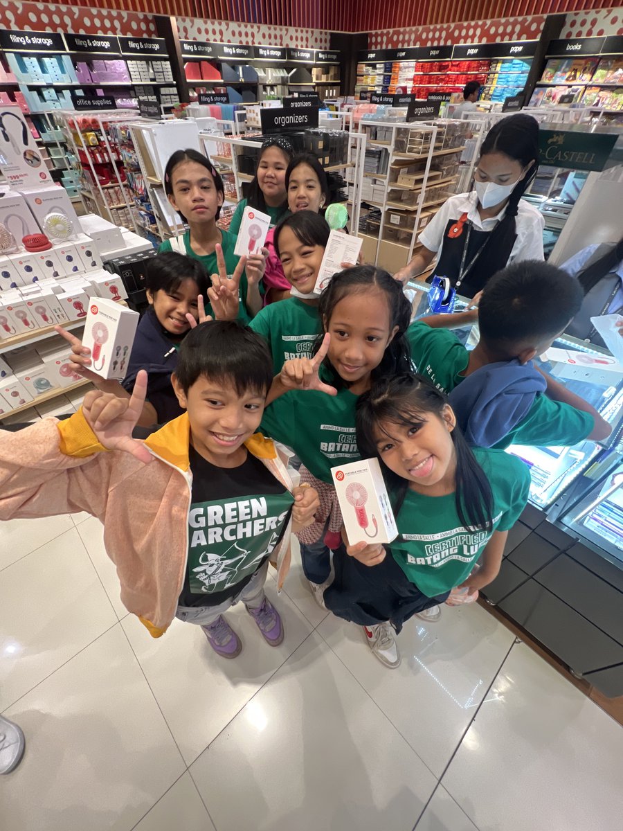 volleybestiee's tweet photo. THEY'RE HEREEEE!!!

Ready naaaa! 🥰

ANIMO LA SALLE!!! 💚🏹

#LumotsForTheKids #TranscendentDLSU https://t.co/UAGgj0hcqR