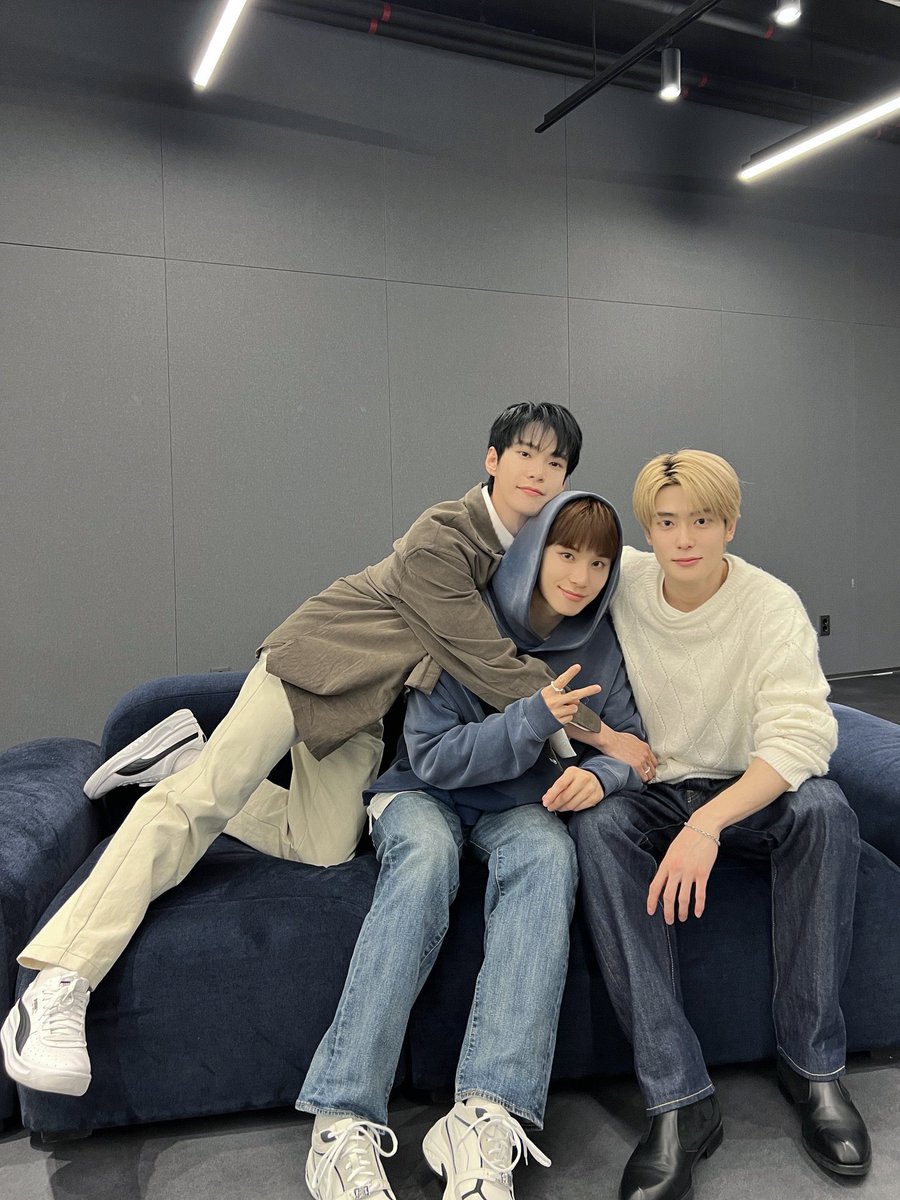 아 ㅆㅂ 
이쓰리샷 너무 유사가족같아서 머리빡빡치고잇음