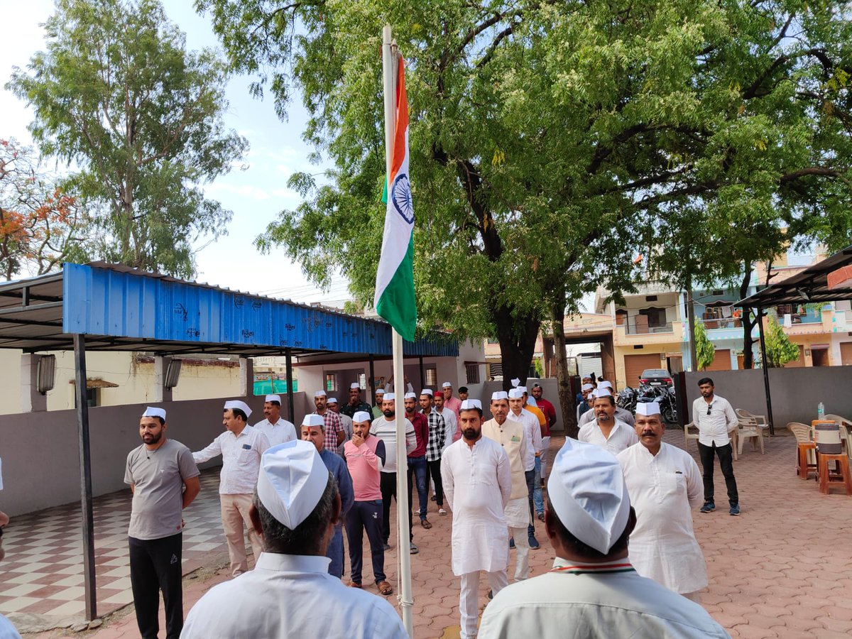 हम गाँधी के अनुयायी है,
सेवादल के सिपाही है..।

आज <a href="/CongressSevadal/">Congress Sevadal</a> के हमारे राष्ट्रीय अध्यक्ष श्री <a href="/LaljiDesaiG/">Lalji Desai</a> जी के आह्वान पर और म.प्र. सेवादल के निर्देशानुसार आज ब्लाक #तराना में मासिक #ध्वजवंदन कार्यक्रम संपन्न हुआ।