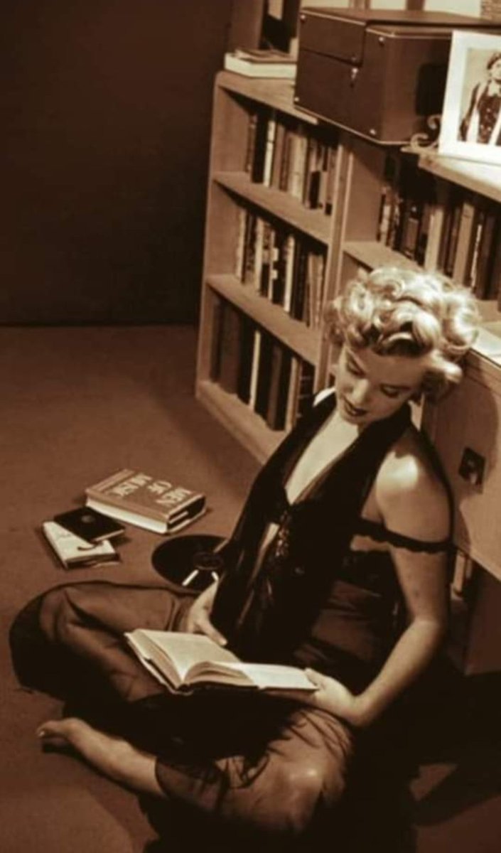 23 de abril.

¡Feliz día del libro!

 "La lectura debe ser una de las formas
       de la felicidad, y no se puede obligar a
              nadie a ser feliz". 

Jorge Luis Borges